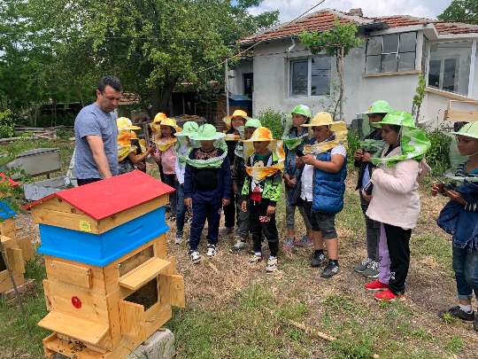 Проектни дейности 2-3 клас – посещение в пчелно стопанство